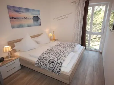 Schlafzimmer Villa Amelie, App. Seestern - mit Balkon und Meerblick
