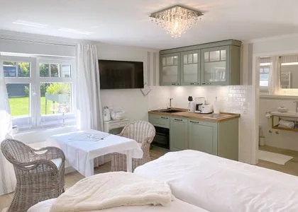 Wohnzimmer Villa Imme App. 6 - Perfekt für Paare: gemütlicher Rückzugsort mit Gartenblick