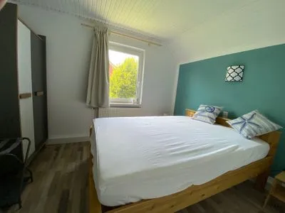 Schlafzimmer mit Doppelbett und Gartenblick Fewo Seeschwalbe A