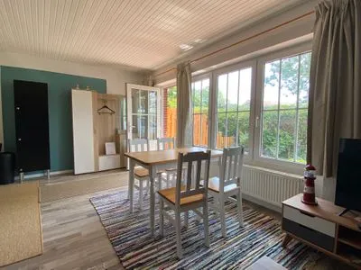 Helles Wohnzimmer mit Essbereich Fewo Seeschwalbe A