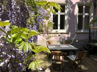 Terrasse vor dem Haus wunderbar eingewachsen mit Grill Villa Rosa