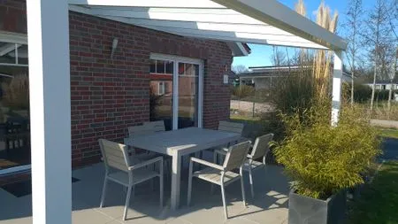 Gemütliche Terrasse mit Tisch und Stühlen Ferienhaus  Deichoase