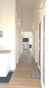 Moderner Flur mit Holzfußboden Ferienhaus  Deichoase