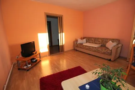 Wohnzimmer Ferienwohnung Vieth in Sassnitz auf Rügen mit Sitzplatz im Garten