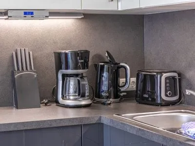 Ferienwohnung Leonie Hafenresidenz Waren (Müritz) – Moderne Küche mit Kaffeemaschine  Leonie