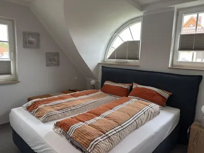 Schlafzimmer mit Boxspringbett  Meerzeit