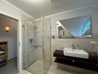 Badezimmer mit ebenerdiger Dusche  Meerzeit