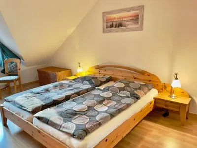 Schlafzimmer mit Doppelbett Ferienpark Freesenbruch Reihenhaus 8b - Muschel