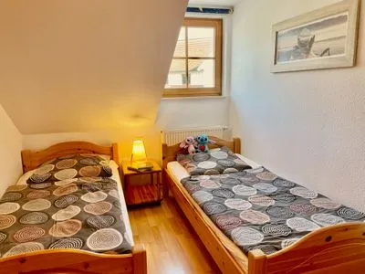 Schlafzimmer mit zwei Einzelbetten Ferienpark Freesenbruch Reihenhaus 8b - Muschel