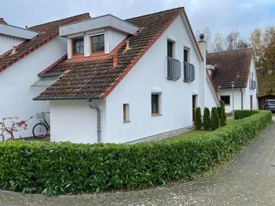 Hausansicht seitlich Ferienpark Freesenbruch Reihenhaus 6b - Schwalbe