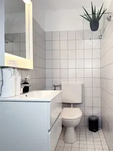 Sauberes modernes Badezimmer Mini-Appartement im Souterrain mit gratis Bettwäsche - Ideal für eine Nacht