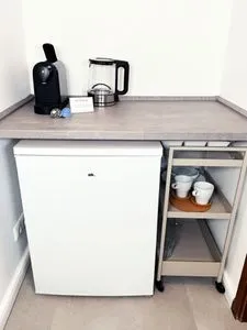 Kleine Teeküche mit Wasserkocher, Caffissimo und Kühlschrank Mini-Appartement im Souterrain mit gratis Bettwäsche - Ideal für eine Nacht