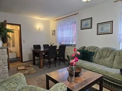 Wohnzimmer Ferienwohnung Dornbusch - ruhige Stadtrandlage