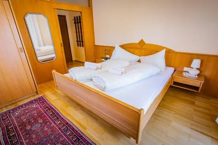 Bedroom with a double bed Soldanella 2 by Alpenidyll Apartments
