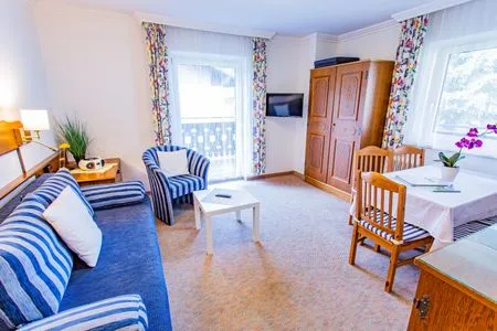 Wohnzimmer mit Schlafsofa und Fernseher Soldanella 4 by Alpenidyll Apartments