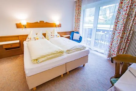 Schlafzimmer 1, Doppelbett Soldanella 6 by Alpenidyll Apartments