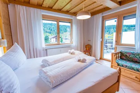Schlafzimmer 1, Doppelbett und Einzelbett Bergidyll 5 by Alpenidyll Apartments