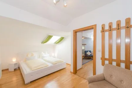Schlafzimmer 1, Doppelbett City Life 1 by Alpenidyll Apartments