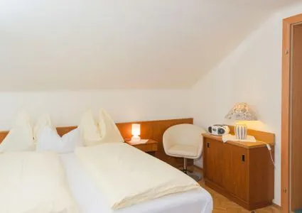 Schlafzimmer 1, Doppelbett City Life 3 by Alpenidyll Apartments