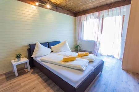 Doppelbett mit Zugang Balkon Huberhof 2 by Alpenidyll Apartments