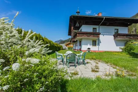 Garten mit Grill Huberhof 4 by Alpenidyll Apartments