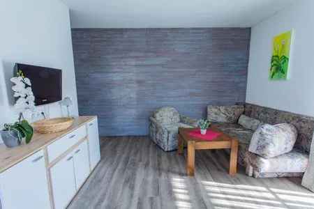Wohnzimmer mit Schlafsofa und Fernseher Huberhof 5 by Alpenidyll Apartments