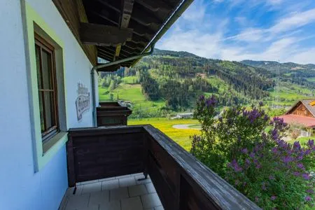 Balkon mit Aussicht in die Berge Huberhof 7 by Alpenidyll Apartments
