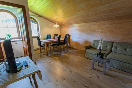 Wohnzimmer mit Sofa und Fernseher Huberhof 10 by Alpenidyll Apartments
