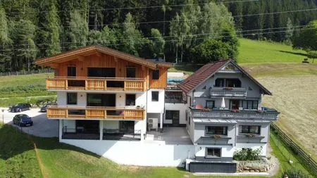 Hauptansicht Gebäude im Sommer Fischbacher App. 2 by Alpenidyll Apartments