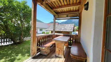 Terrace with seating and a view of the mountains Stodertraum 1 "Vergissmeinnicht" by Alpenidyll Apartments