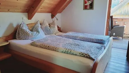 Schlafzimmer 1, Doppelbett und Zugang zum Balkon Stodertraum 2 "Gänseblümchen" by Alpenidyll Apartments