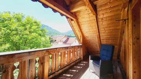 Balkon mit Sitzgelegenheit Stodertraum 6 "Glockenblume" by Alpenidyll Apartments