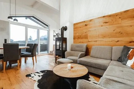 Wohnzimmer und Essbereich Aich Amade by Alpenidyll Apartments