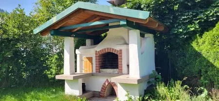 Außenbereich mit großem Griller Ferienhaus Aich by Alpenidyll Apartments