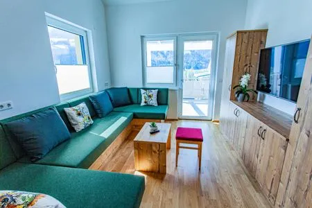 Wohnzimmer mit Schlafsofa und Fernseher Happy Aich 4 by Alpenidyll Apartments