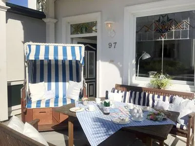 Terrasse Villa Hansa App. C1 - mit Strandkorb und Palmen auf der Terrasse