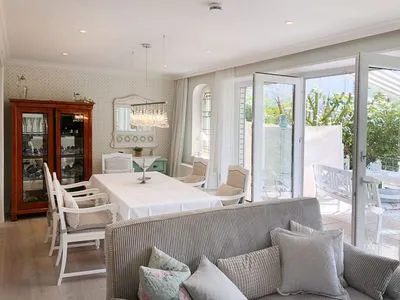 Wohnzimmer Unser Sommerhaus - Ferienhaus mit Garten, Balkonen & Sonnenterrasse