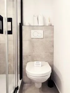 Modernes Badezimmer mit Dusche und WC Strandnahe Mini Ferienwohnung im Souterrain mit gratis Wäschepaket