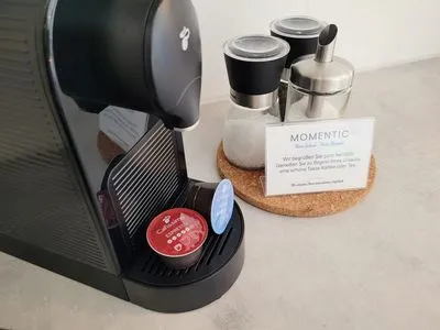 Caffissimo Kaffeemaschine mit 2 Willkommens-Pads Romantische Ferienwohnung am Hafen mit gratis Bettwäsche-Paket und Terrasse