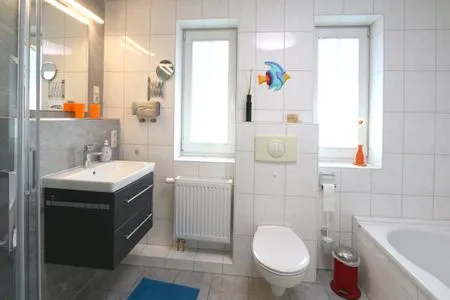 Badezimmer mit Badewanne und Dusche  Rosenberg-Siedlung 21