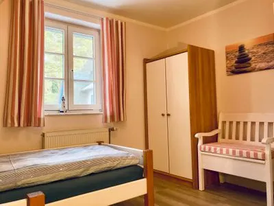 Schlafzimmer mit Einzelbetten und Kleiderschrank Achtern Diek Achtern Diek 12b - Wohnung 5