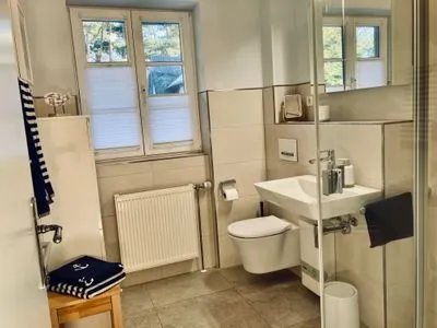 Badezimmer mit Dusche und Waschbecken Achtern Diek Achtern Diek 12b - Wohnung 5