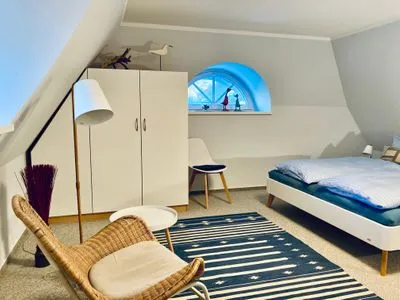 Schlafzimmer mit Doppelbett und Kleiderschrank Achtern Diek Achtern Diek 12b - Wohnung 5