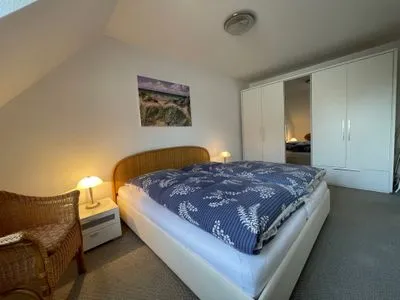 Schlafzimmer mit Doppelbett und Kleiderschrank  Birkenstrasse 6i Wohnung 18