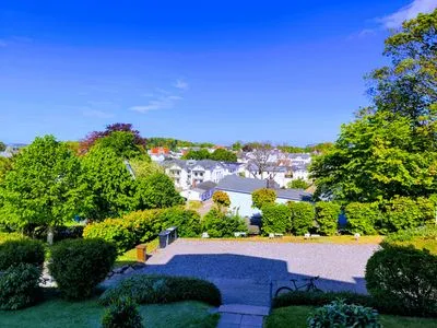 Gartenblick helle, ruhige Ferienwohnung mit schöner Aussicht, strandnah