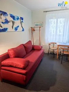 Schlafzimmer mit bequemer Schlafcouch Haus Fritz-Reuter-Straße 5 Ferienwohnung Herbst