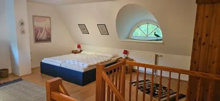 Schlafzimmer mit Doppelbett im Dachgeschoss Achtern Diek Achtern Diek 12b - Wohnung 6
