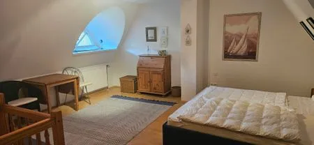 Schlafzimmer mit Doppelbett und Sitzbereich Achtern Diek Achtern Diek 12b - Wohnung 6