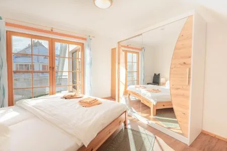 Schlafzimmer mit Doppelbett und Kleiderschrank Ferienpark Freesenbruch Wohnung 2.4 - Familientraum