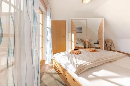 Schlafzimmer mit Doppelbett und Kleiderschrank Ferienpark Freesenbruch Wohnung 2.4 - Familientraum